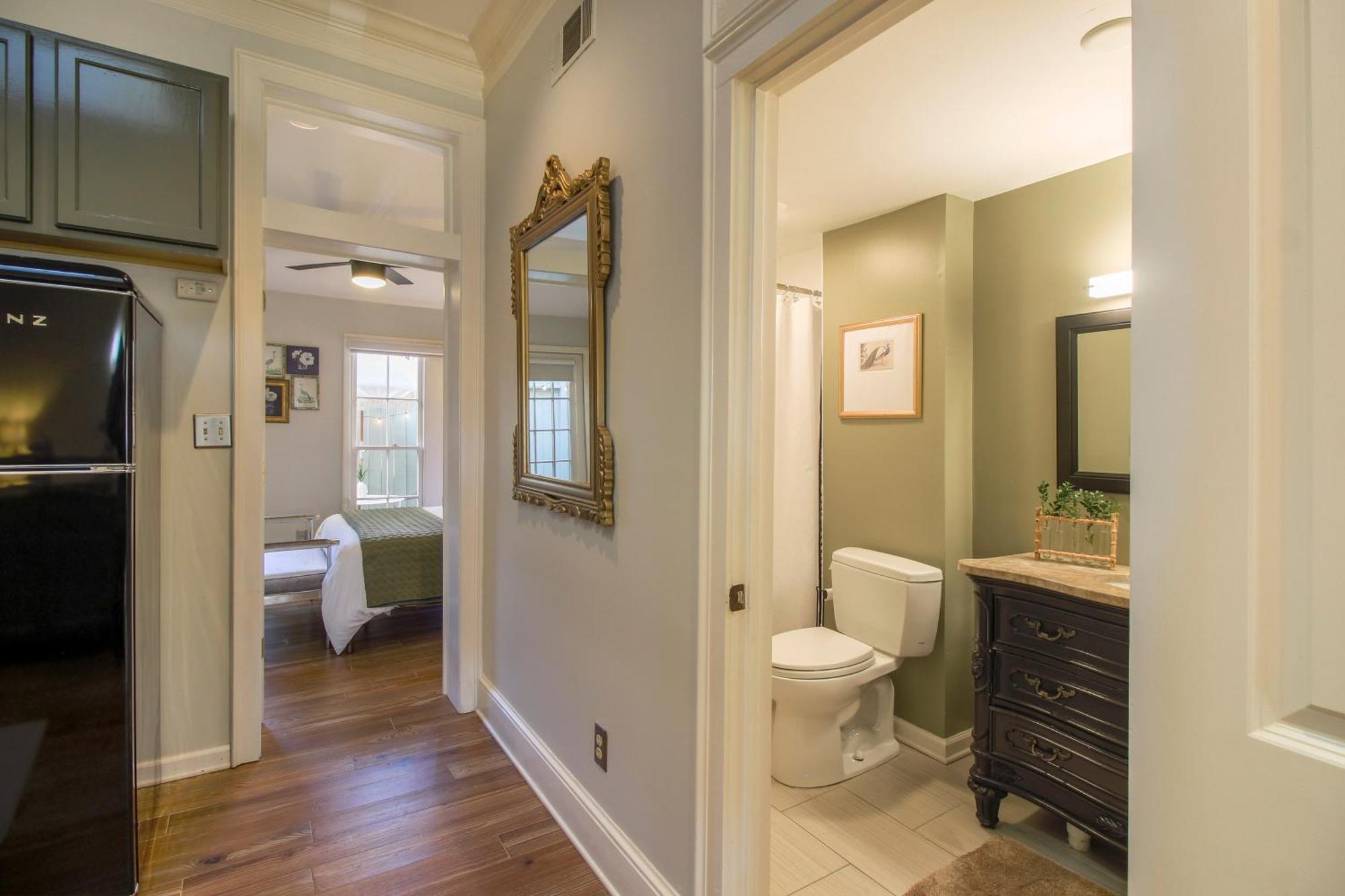 Private Patio Retreat In Charming Downtown Apartment Savannah Exterior photo